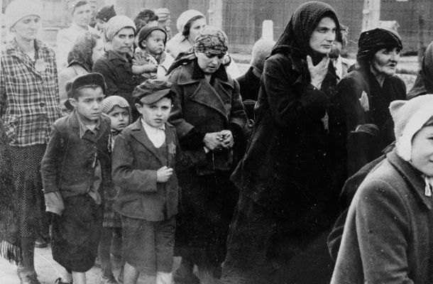 Osmdesát let po skončení holocaustu zůstává antisemitismus stále mezi námi, živený stejnou lží a nenávistí, jež vedla k nacistické genocidě