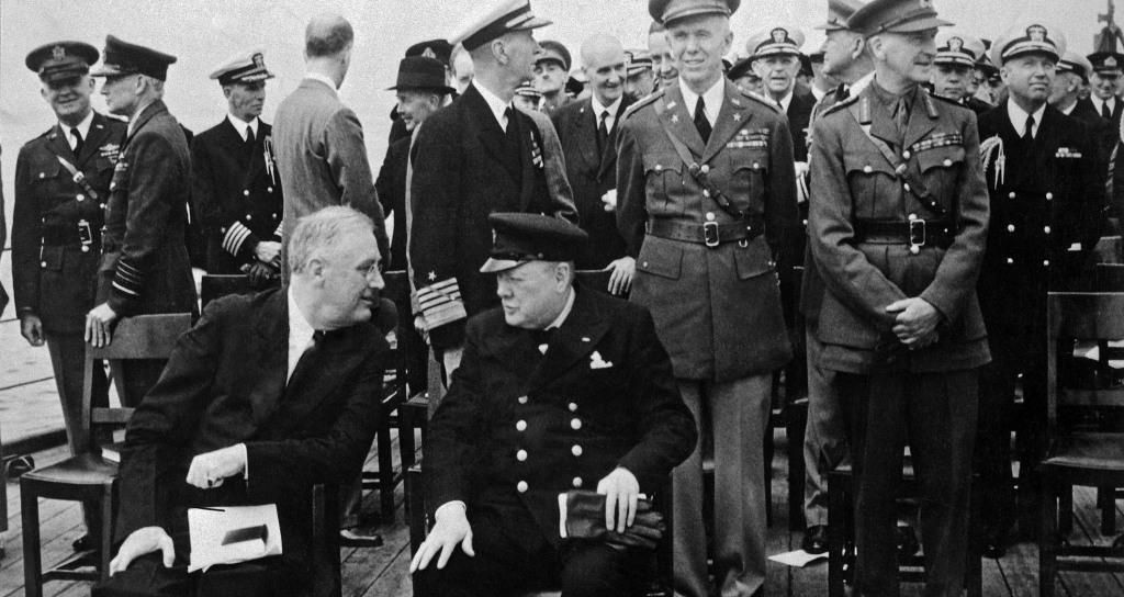 Jednání o Atlantické chartě, 14. srpna 1941. Zprava sedící premiér Churchill, prezident Roosevelt. Foto: OSN